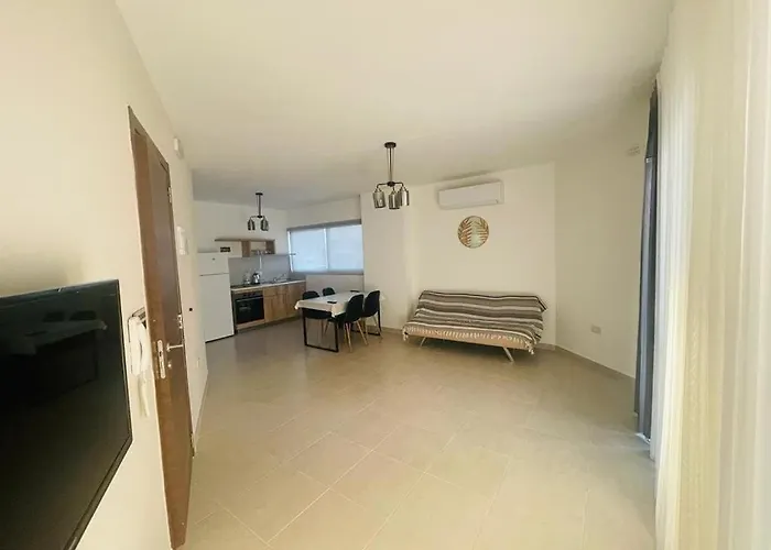 Luxurious One Bedroom By The Close To St Julians Apartment